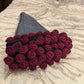 Coperta con bouquet di fiori all'uncinetto