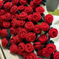 Coperta con bouquet di fiori all'uncinetto