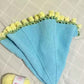 Coperta con bouquet di fiori all'uncinetto