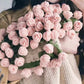 Coperta con bouquet di fiori all'uncinetto