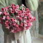 Coperta con bouquet di fiori all'uncinetto