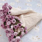 Coperta con bouquet di fiori all'uncinetto