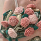 Coperta con bouquet di fiori all'uncinetto
