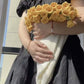 Coperta con bouquet di fiori all'uncinetto