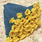 Coperta con bouquet di fiori all'uncinetto