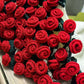 Coperta con bouquet di fiori all'uncinetto