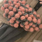 Coperta con bouquet di fiori all'uncinetto