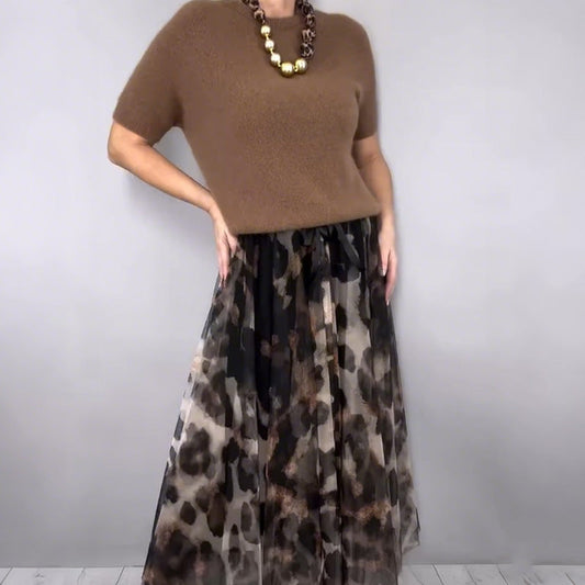 Completo due pezzi da donna composto da maglione e gonna fluida con stampa leopardata