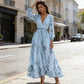 Elegante abito lungo a pieghe con motivo floreale e scollo a V
