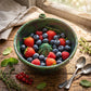🍓 SCONTO DEL 65% IN QUESTO MOMENTO!🔥 Ciotola per lavare e servire i frutti di bosco “Berry Swirl” – Design a doppio uso con scolapasta integrato, base antiscivolo, perfetta per sciacquare, scolare e servire frutti di bosco o snack 🥣