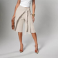 Eleganti pantaloni culotte da donna con laccetti sul davanti e gamba larga.