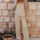 🌺 Set composto da un elegante top con scollo a V e pantaloni a gamba larga