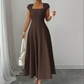 Elegante abito da donna dalla linea ad A con scollo quadrato, modello aderente, abito lungo