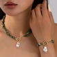 Set composto da collana e bracciale con pezzetti irregolari di turchese