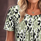 💥【OFFERTA LIMITATA -50%】🔥Top stampato oversize a girocollo | Vestibilità comoda | Antipiega e traspirante | Motivo artistico unico | Verde/Viola/Blu, taglie dalla S alla 3XL