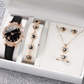💥【50% OFF】🔥 Dames Horloge & Sieraden 5-delig Set | Vlinderwijzerplaat met Strass Quartz | Echte Leren Band Comfortabel | Bijpassende Hartvormige Ketting/Armband/Oorbellen/Ring | 4 Kleuren (Wit/Roze/Zwart/Zwart-Wit) | Perfect Cadeau 🎁