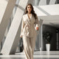 Completo da donna a due pezzi: elegante top con scollo a V e pantaloni a zampa