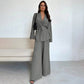 Completo da donna a due pezzi: elegante top con scollo a V e pantaloni a zampa