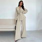 Completo da donna a due pezzi: elegante top con scollo a V e pantaloni a zampa