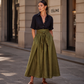 Completo da donna con camicia elegante e gonna con cintura