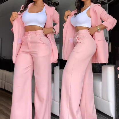 Completo da donna elegante con blazer a revers dentellato e pantaloni a gamba larga