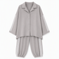 Completo da casa casual da donna, composto da camicia oversize con bottoni e pantaloni jogger con bande laterali