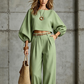 Completo casual da donna: top corto e pantaloni a gamba larga