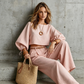 Completo casual da donna: top corto e pantaloni a gamba larga