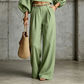 Completo casual da donna: top corto e pantaloni a gamba larga