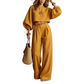 Completo casual da donna: top corto e pantaloni a gamba larga