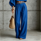 Completo casual da donna: top corto e pantaloni a gamba larga