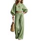 Completo casual da donna: top corto e pantaloni a gamba larga