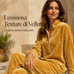 Completo da donna: camicia a maniche lunghe con bottoni e pantaloni a gamba larga