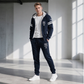 Completo da uomo con felpa cappuccio e pantaloni, imbottito